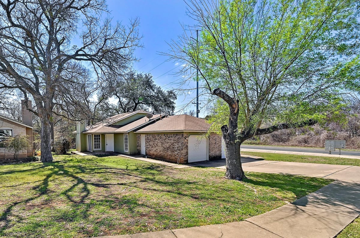 Living area at 4407 Limewood Ct - Dorsett Oaks, Austin, TX