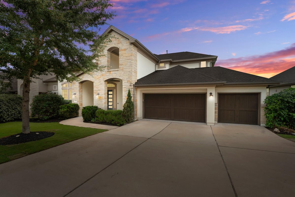 Living area at 442 Jacksdaw Dr - 5 bed 4 bath home
