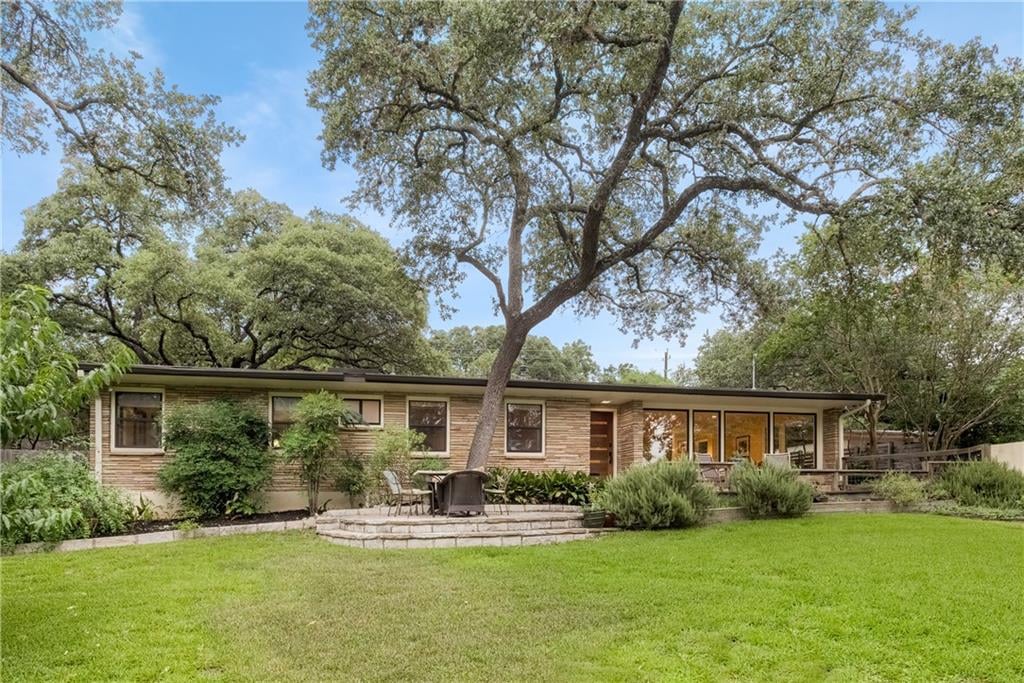 View 4502 Spanish Oak Trl in Balcones Park 01 4502 Spanish Oak Trl - property photo 1 - Luxury home in Balcones Park 01, Austin, TX