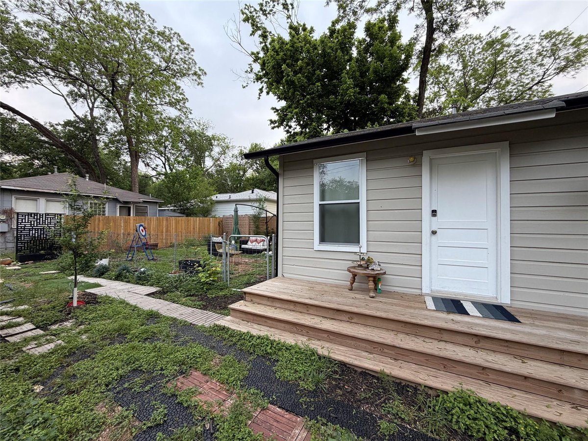 View 4525 Avenue D Unit #2 in Hyde Park 4525 Avenue D Unit #2 - front exterior - Luxury home in Hyde Park, Austin, TX