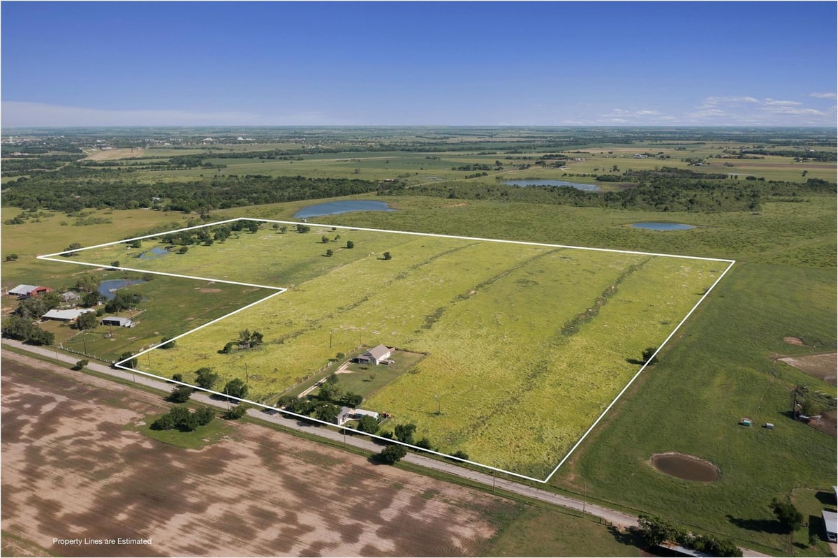 459 County Road 450 - front exterior - Luxury home in Liendo Eggleston & Kueckler, Thorndale, TX