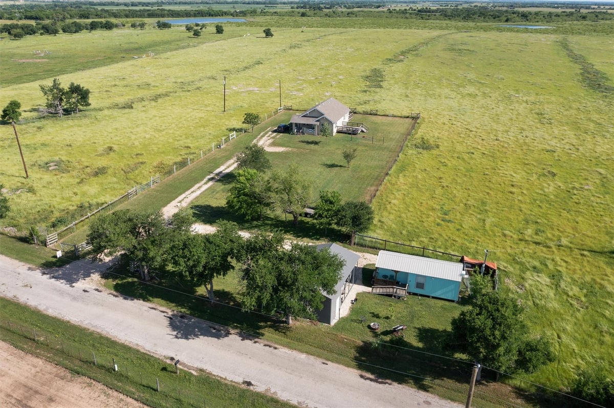 459 County Road 450 - front exterior - Luxury home in Liendo Eggleston & Kueckler, Thorndale, TX