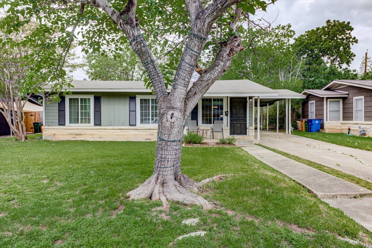 Living area at 4600 Chiappero Trl - 3 bed 1 bath home