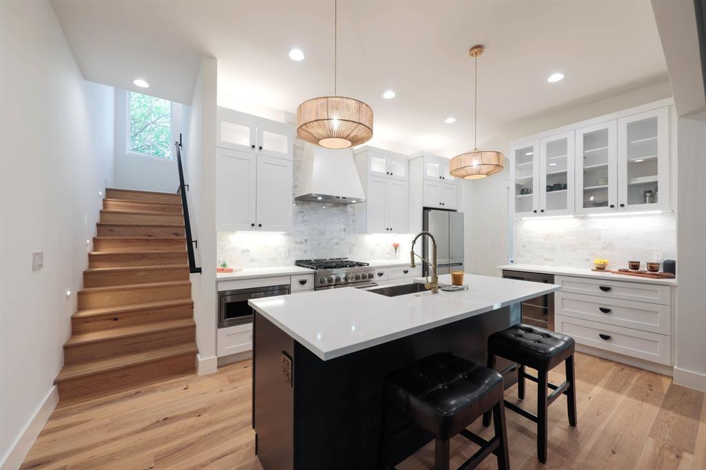 Living area at 4604-2 Santa Anna St - 3 bed 2 bath home