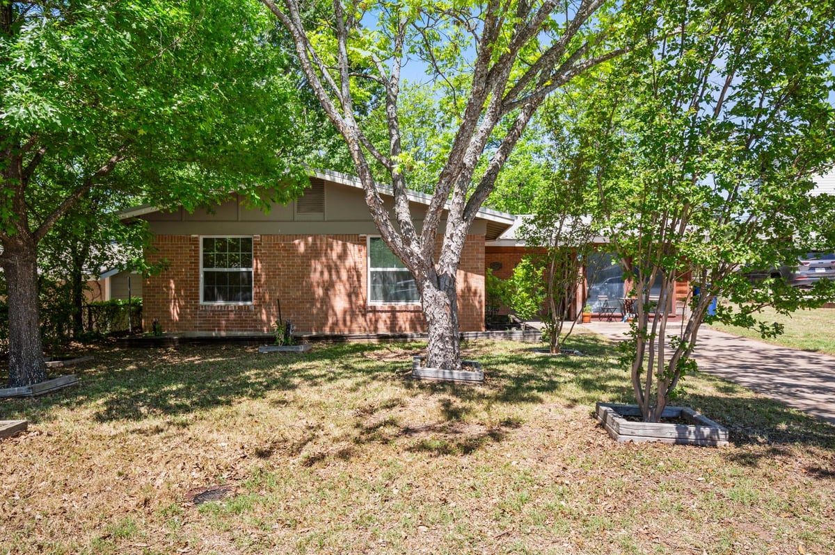 View 4606 S 2nd ST in Greenwood Forest Sec 01 4606 S 2nd ST - front exterior - Luxury home in Greenwood Forest Sec 01, Austin, TX