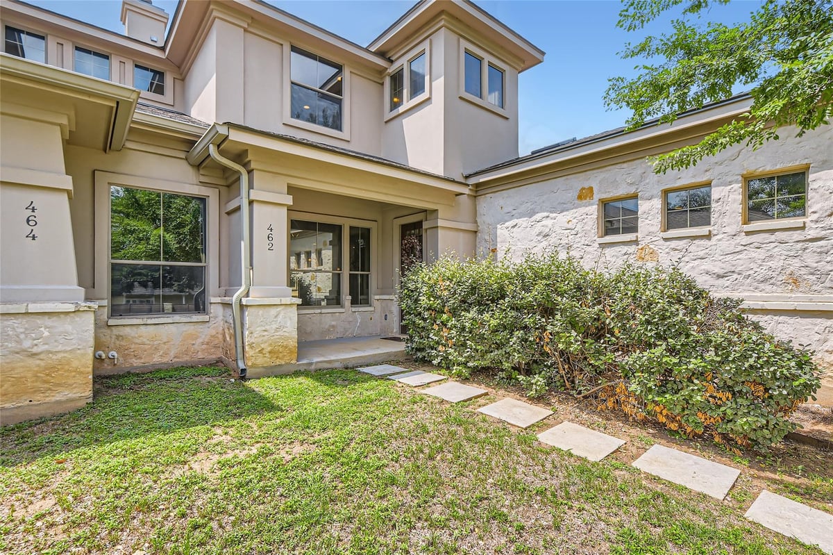 462 Stagecoach Trl - front exterior - Luxury home in The Park At Willow Creek, San Marcos, TX
