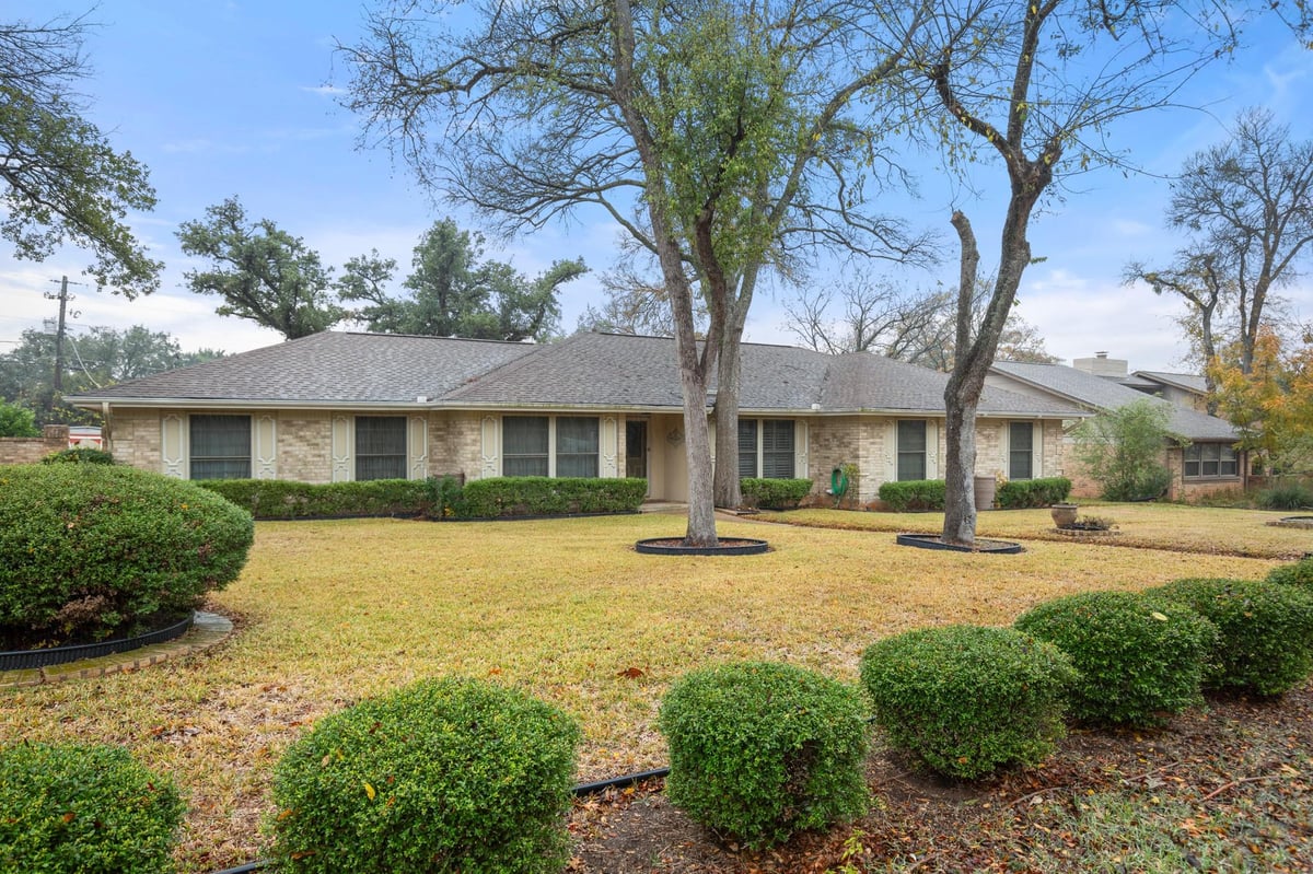 View 4701 Pony Chase in Angus Valley Annex Sec 01 4701 Pony Chase - property photo 1 - Luxury home in Angus Valley Annex Sec 01, Austin, TX