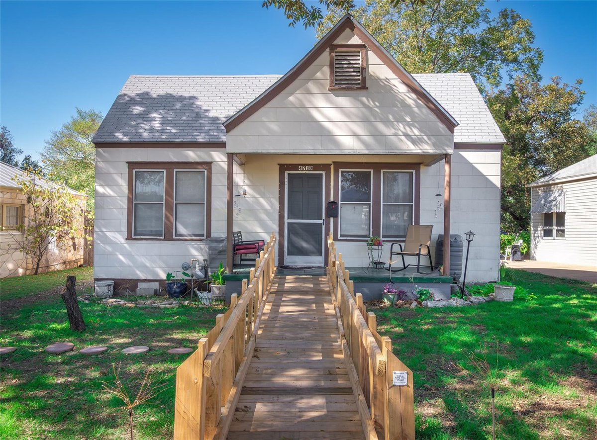 Primary bedroom at 4710 Ramsey Ave - 2 bed 1 bath home