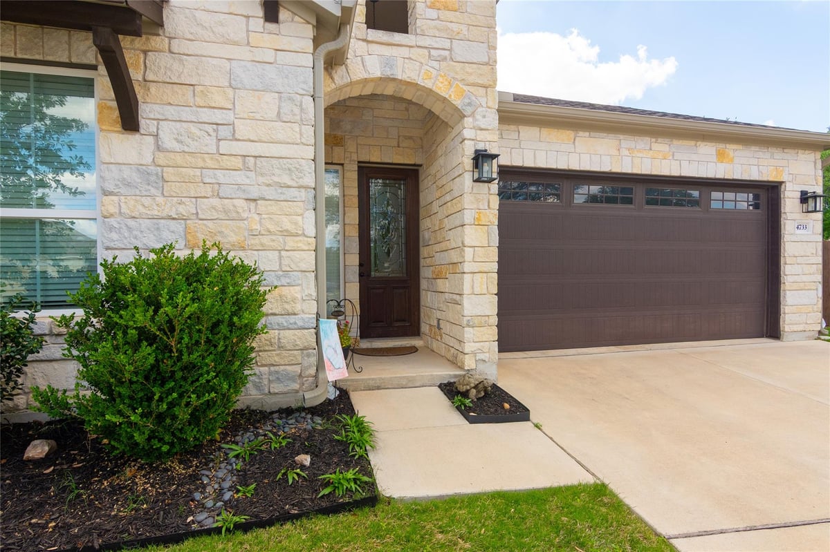 Primary bedroom at 4733 Collins St Unit #610 - 4 bed 2 bath home