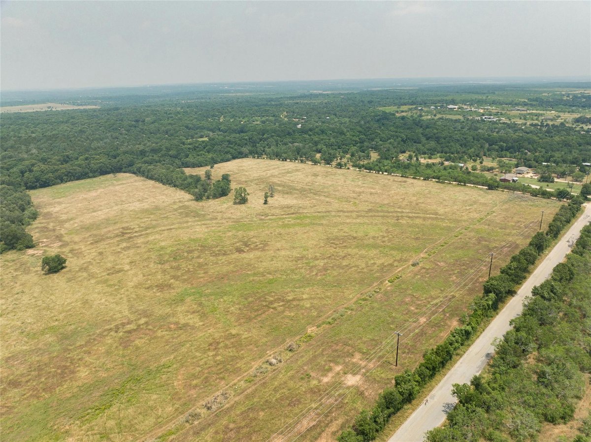 Living area at 475 county Line Rd - Gideon Pace, Dale, TX