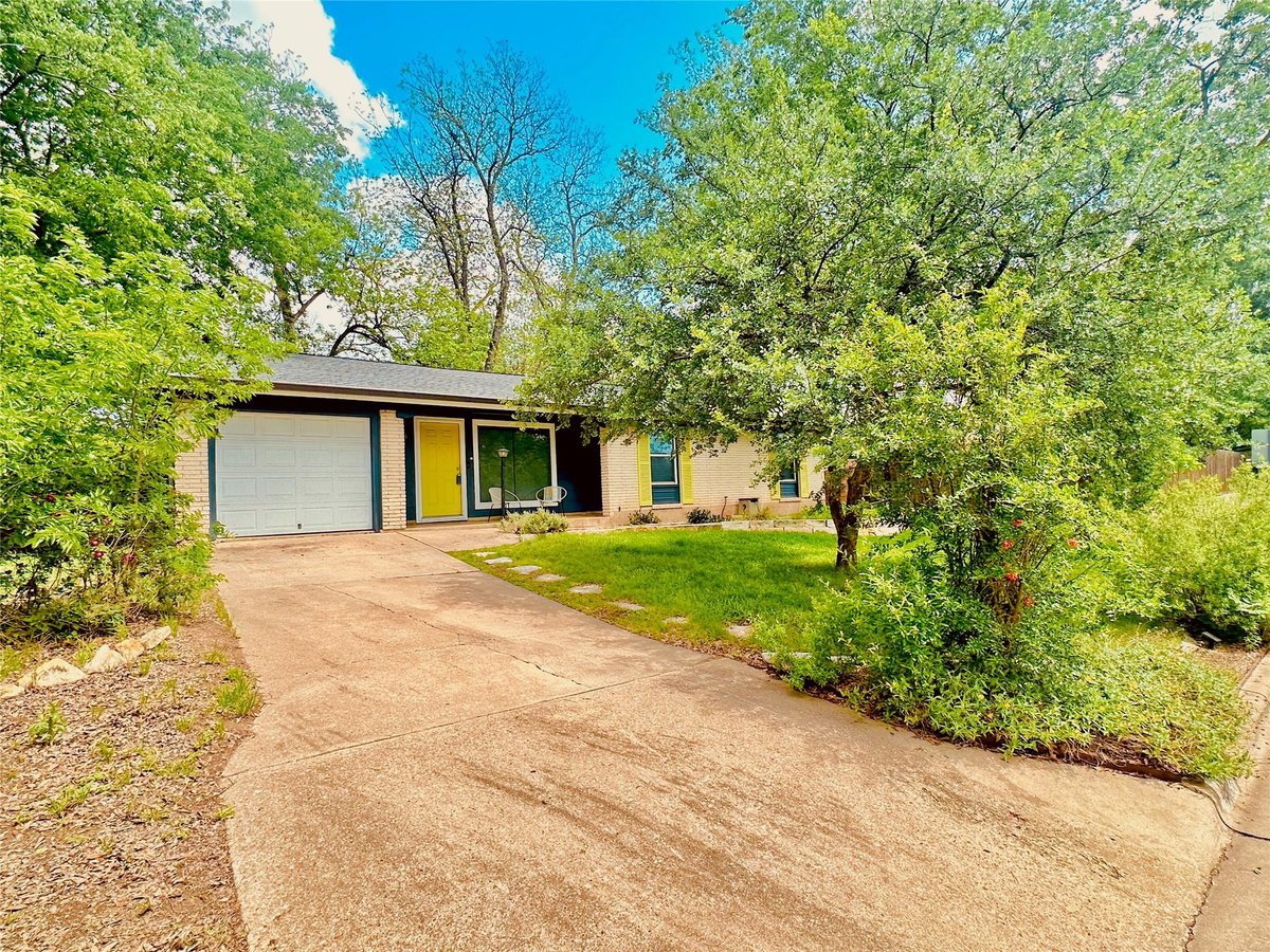 View 4803 Everglade DR in Park Forest Sec 01 4803 Everglade DR - property photo 1 - Luxury home in Park Forest Sec 01, Austin, TX