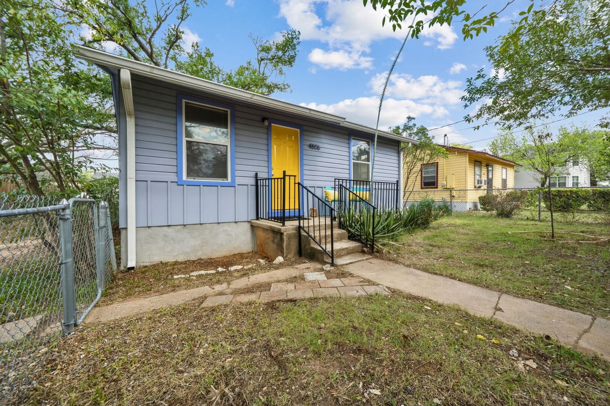 View 4806 Santa Anna St in Chernosky 08 4806 Santa Anna St - front exterior - Luxury home in Chernosky 08, Austin, TX