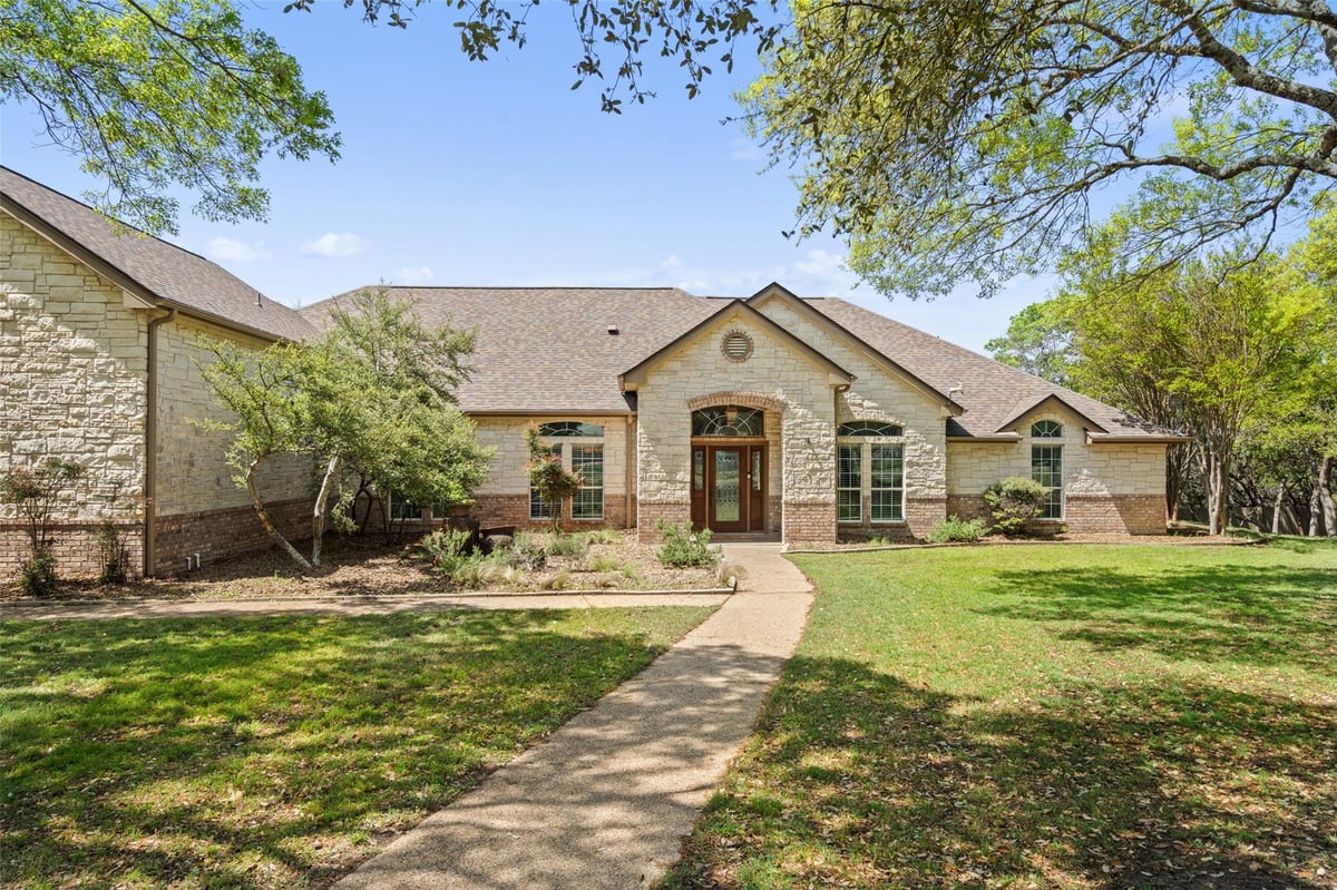 Living area at 4826 Lago Vista Dr - 4 bed 3 bath home