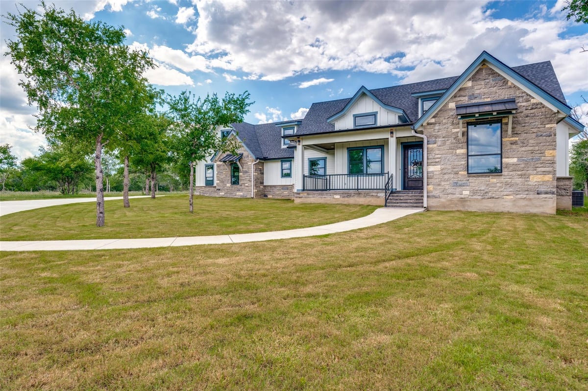 Living area at 485 Post Oak - 4 bed 3 bath home