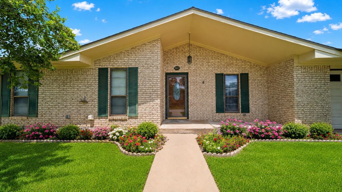 View 487 Edgewood Ave in Woodland Heights 487 Edgewood Ave - front exterior - Luxury home in Woodland Heights, Giddings, TX