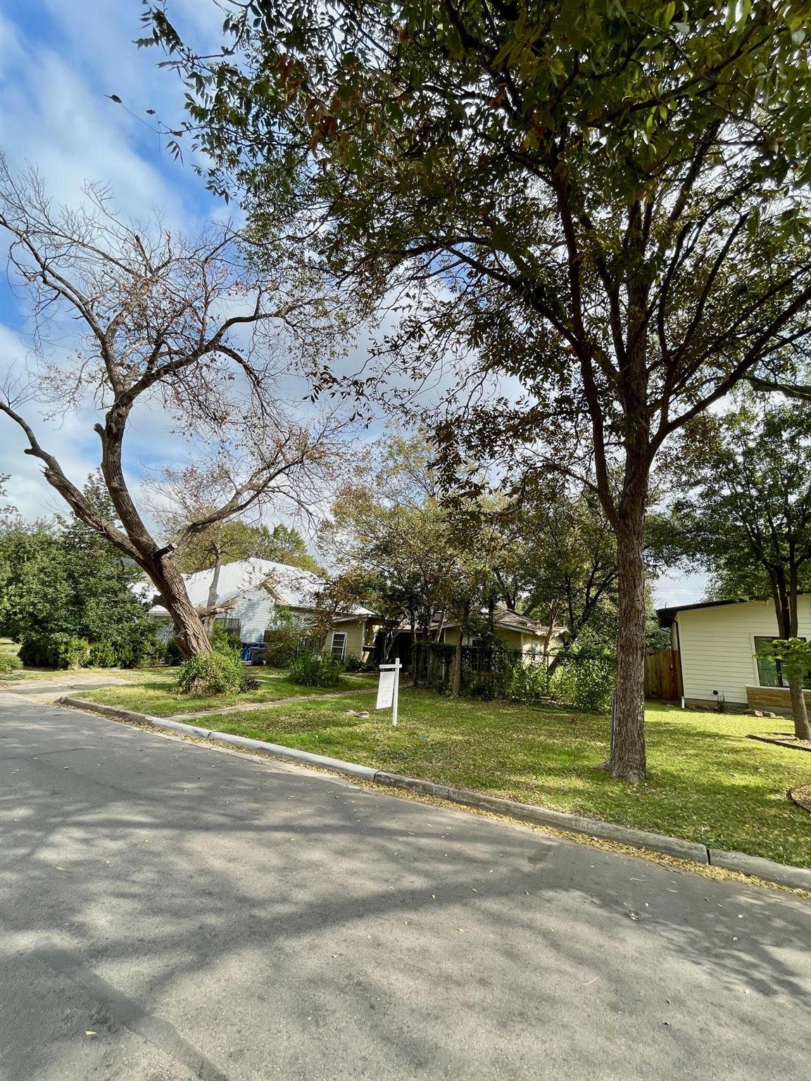 Living area at 4901 W Park Dr - Highland Village Sec 01, Austin, TX