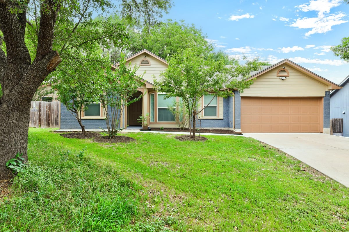 View 4906 Gnarled Oak Cv in Williamson Creek Sec 02 4906 Gnarled Oak Cv - front exterior - Luxury home in Williamson Creek Sec 02, Austin, TX
