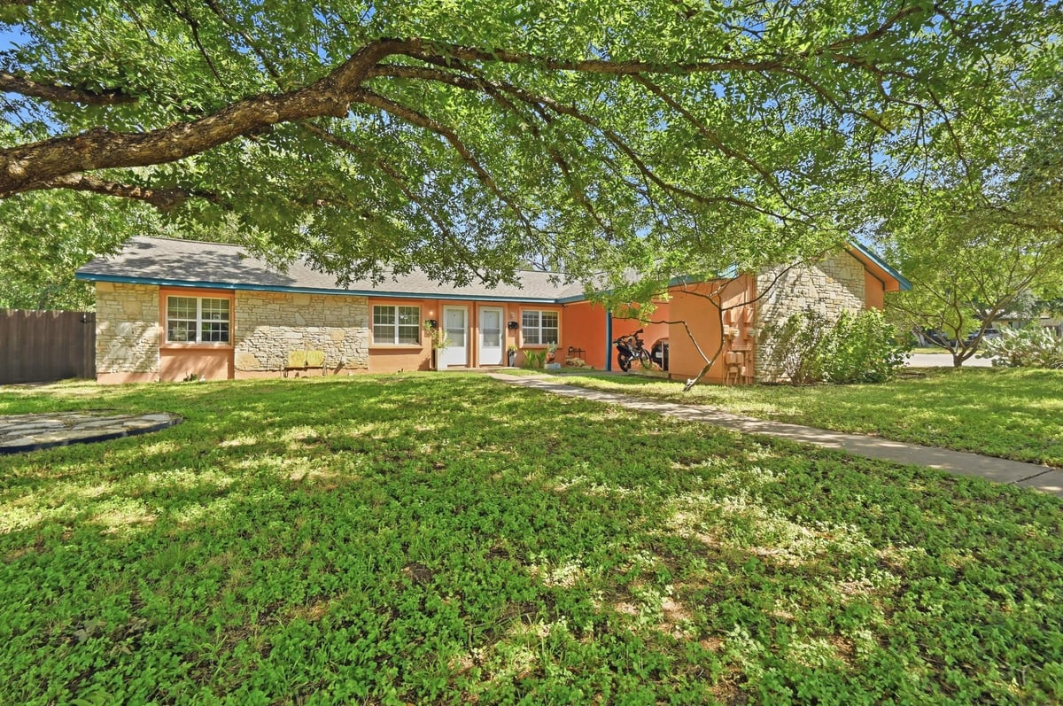 View 4910 Suburban DR in Greenwood Hills Sec 05 4910 Suburban DR - property photo 1 - Luxury home in Greenwood Hills Sec 05, Austin, TX