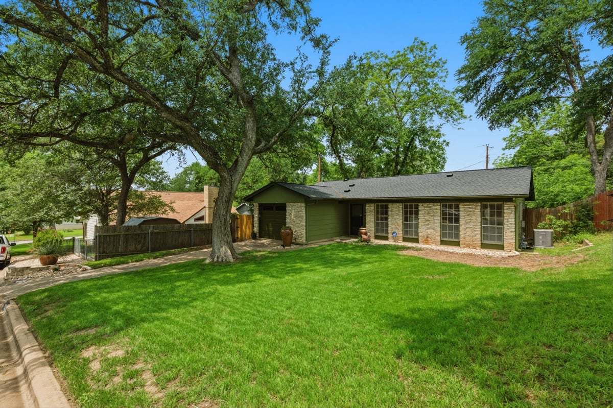 Living area at 4910 Sylvandale Dr - 3 bed 1 bath home