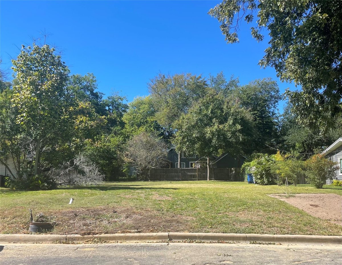 View 4910 West Park DR in Highland Village Sec 01 4910 West Park DR - property photo 1 - Luxury lot in Highland Village Sec 01, Austin, TX