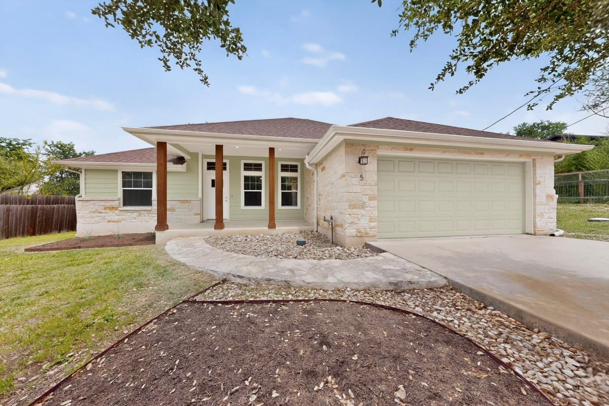 Living area at 5 Las Flores Dr - 3 bed 2 bath home