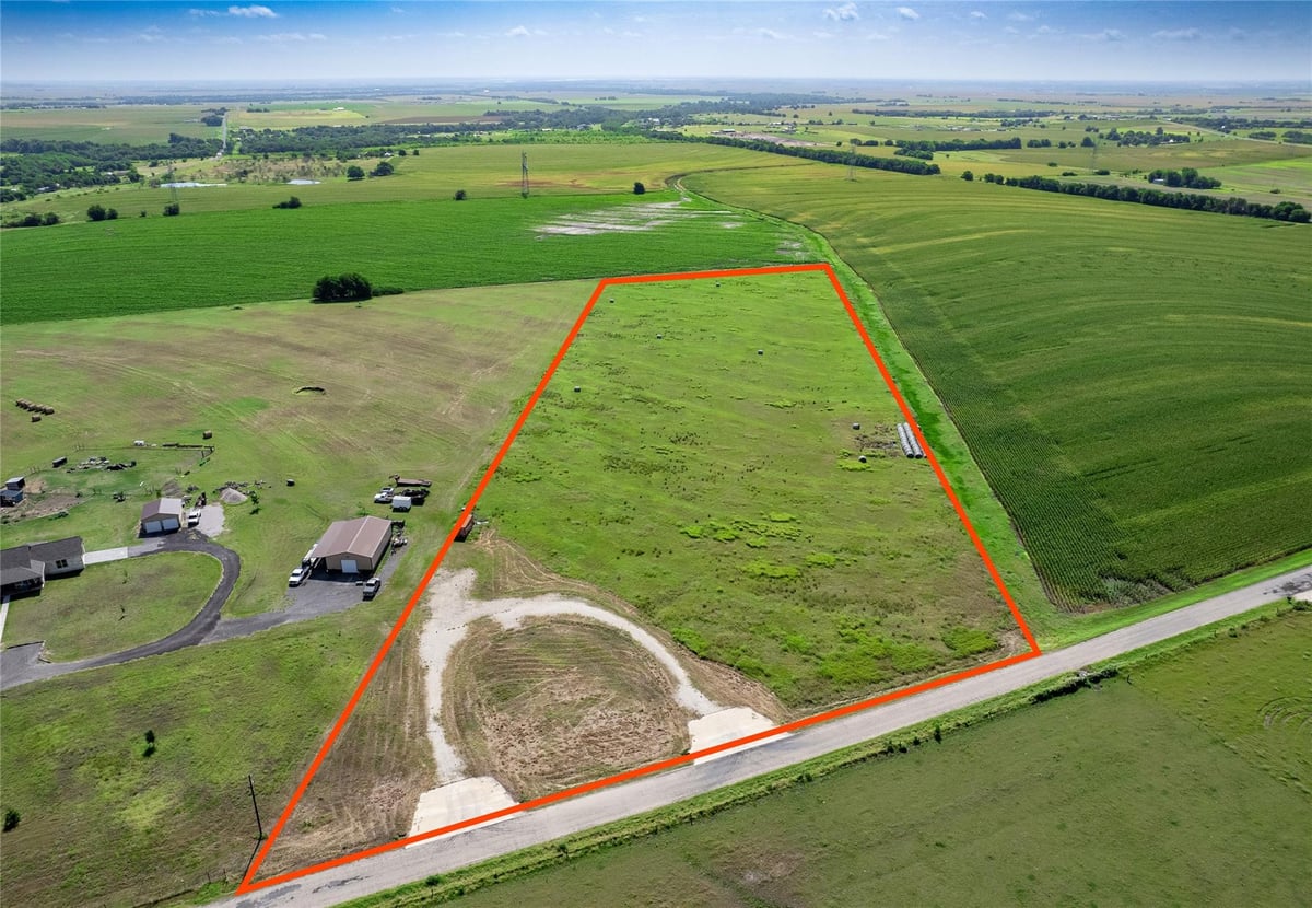 View 500 County Rd 161 in I & G N RR Co Surv Abs #764 500 County Rd 161 - property photo 1 - Luxury lot in I & G N RR Co Surv Abs #764, Granger, TX