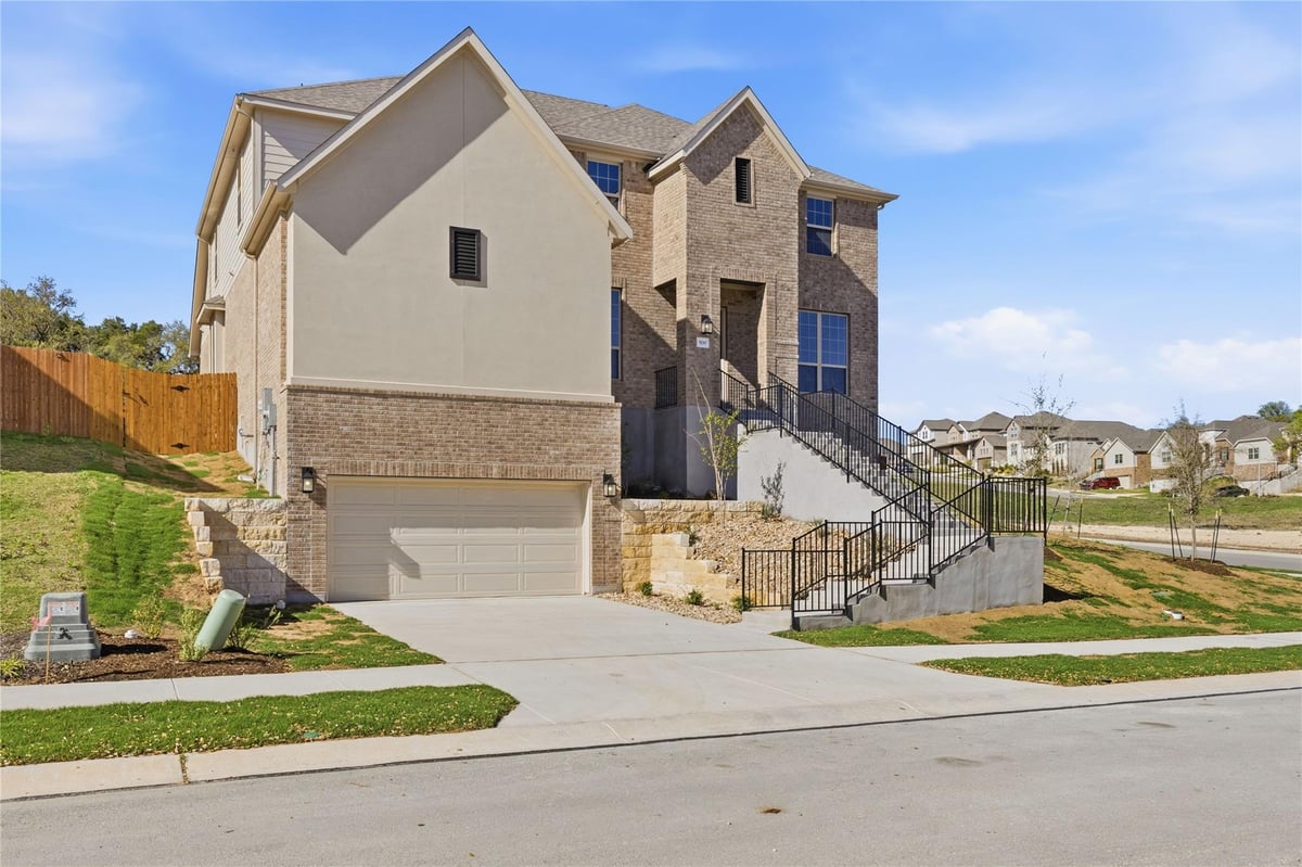 Living area at 500 Frio Springs Trl - 6 bed 4 bath home