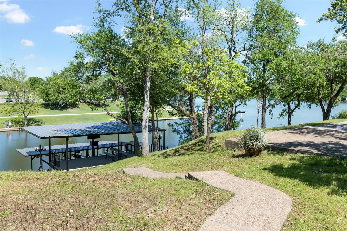 Living area at 500 Lakeshore Dr - 5 bed 3 bath home
