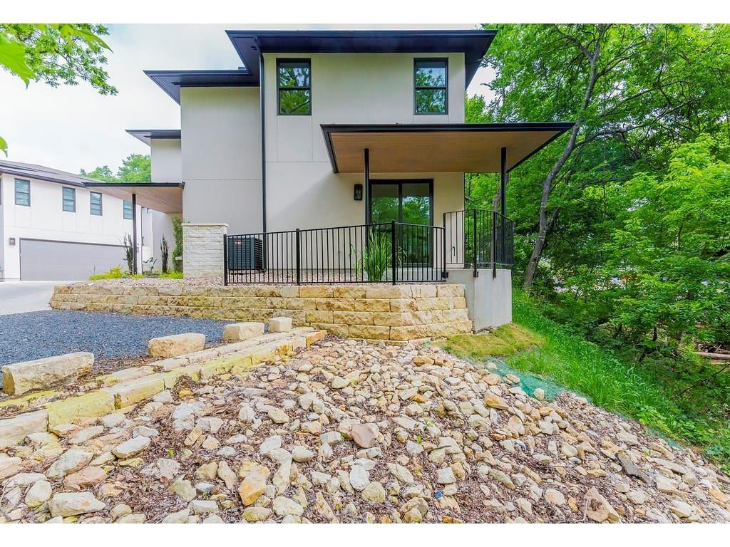 View 500 S 3 St Unit #C in Bouldin Creek 500 S 3 St Unit #C - property photo 1 - Luxury home in Bouldin Creek, Austin, TX
