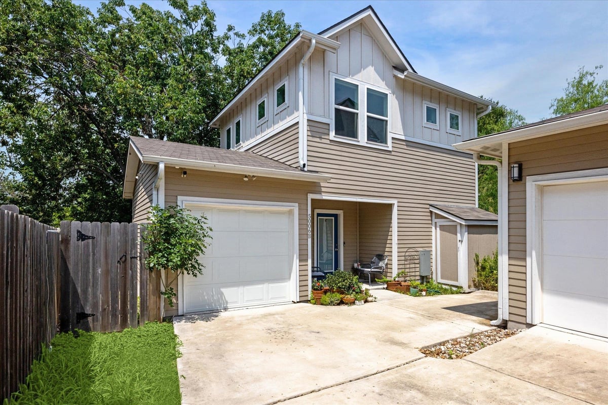 View 5006 Baker St Unit #B in Flournoy & Jones 04 Sec 01 5006 Baker St Unit #B - front exterior - Luxury home in Flournoy & Jones 04 Sec 01, Austin, TX