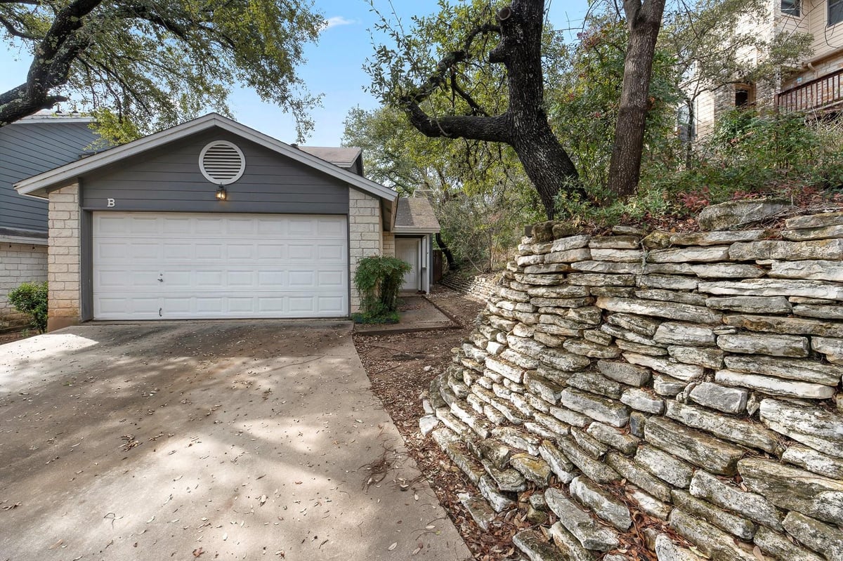 View 5007 Smokey VLY Unit #B in North Cat Mountain Sec 02 5007 Smokey VLY Unit #B - property photo 1 - Luxury home in North Cat Mountain Sec 02, Austin, TX