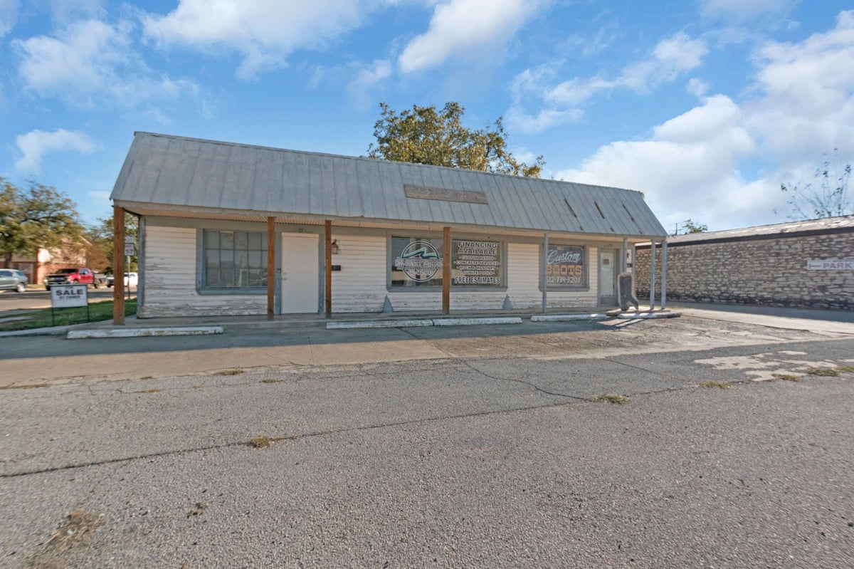 View 501 S Key Ave in A H Barnes 501 S Key Ave - property photo 1 - Luxury home in A H Barnes, Lampasas, TX