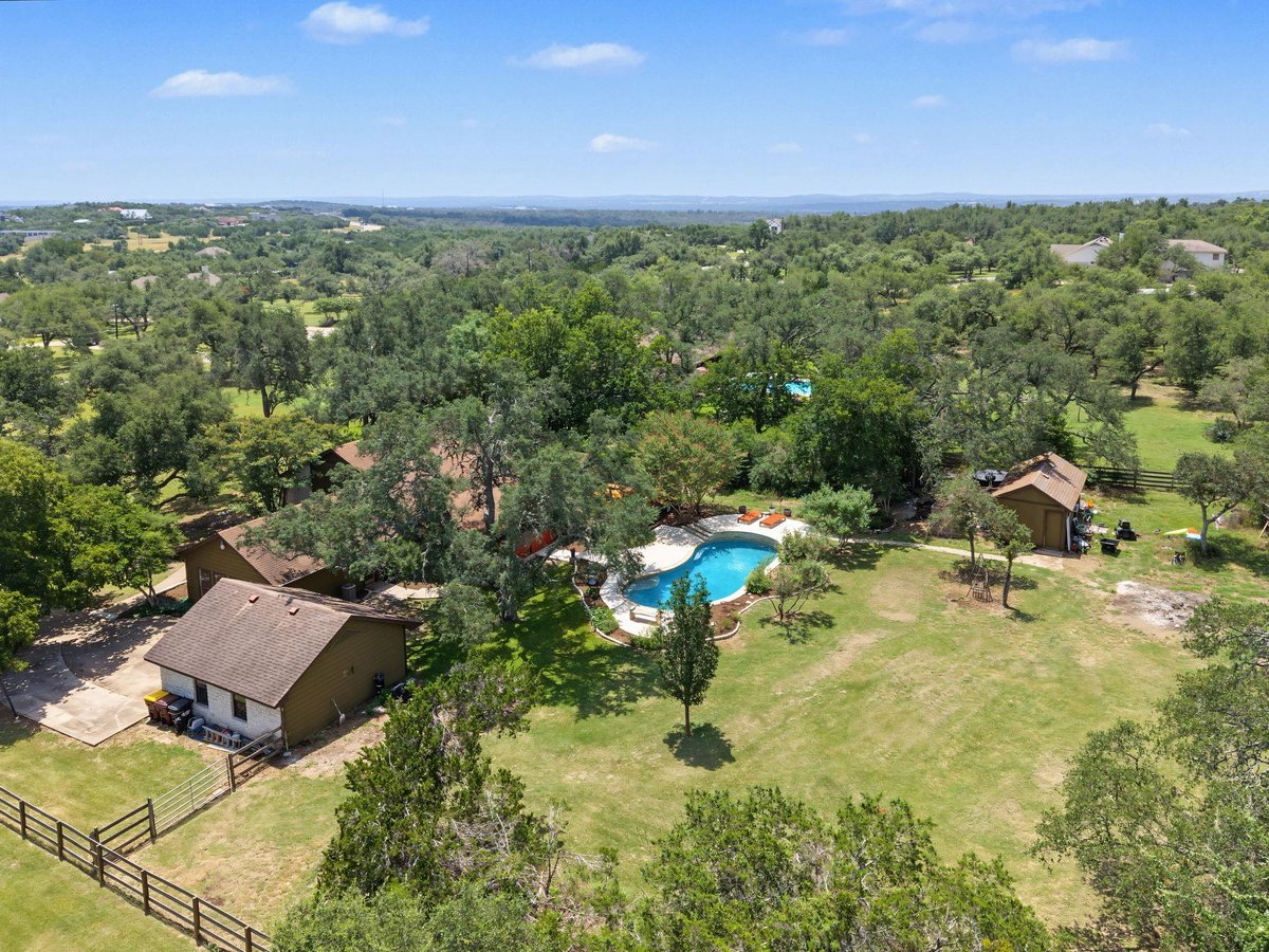 View 502 S Lariat CIR in Saddletree Ranch Sec 1 502 S Lariat CIR - property photo 1 - Luxury home in Saddletree Ranch Sec 1, Dripping Springs, TX