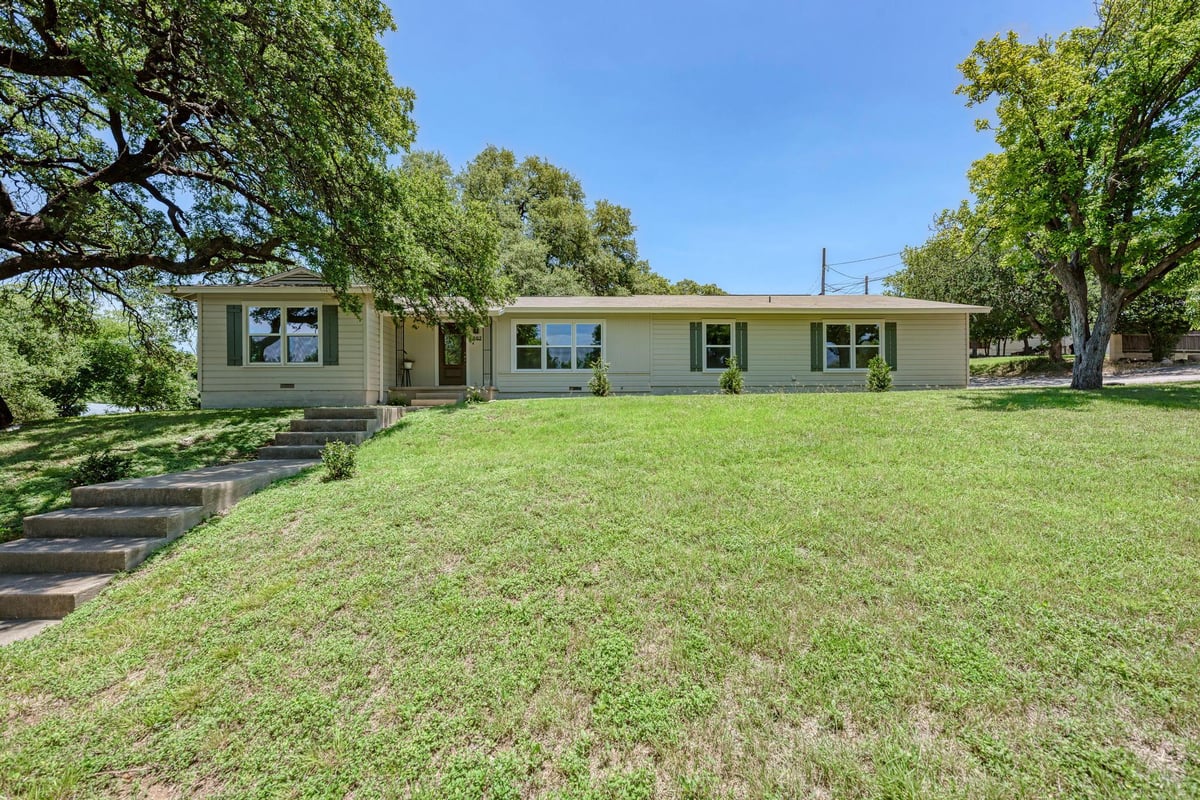 View 502 W Avenue A in L S C 1st 502 W Avenue A - front exterior - Luxury home in L S C 1st, Lampasas, TX