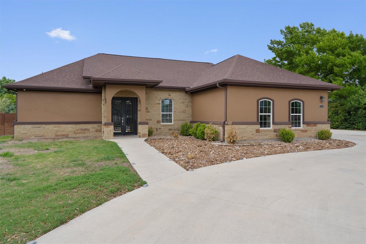 50204 Ironhorse Trl - front exterior - Luxury home in Indian Creek, Georgetown, TX