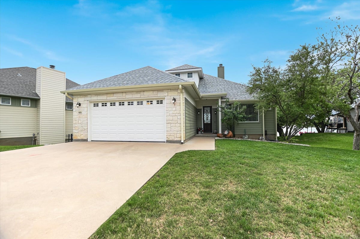 503 Shorewood CIR - front exterior - Luxury home in Tanglewood, Granite Shoals, TX