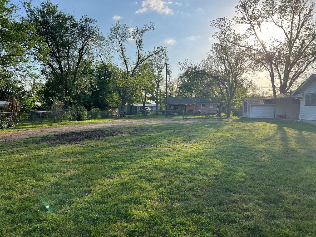View 504 Alva St in Oil City Add 504 Alva St - front exterior - Luxury lot in Oil City Add, Thrall, TX