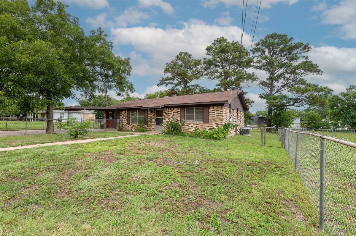 View 504 N Echols St in City Of Caldwell 504 N Echols St - front exterior - Luxury home in City Of Caldwell, Caldwell, TX