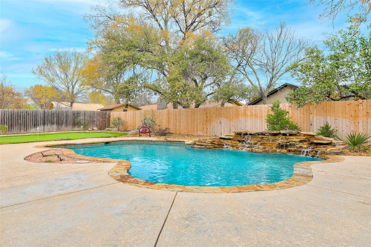 View 504 Ridgecrest Rd in Oakcrest Estates 504 Ridgecrest Rd - property photo 1 - Luxury home in Oakcrest Estates, Georgetown, TX