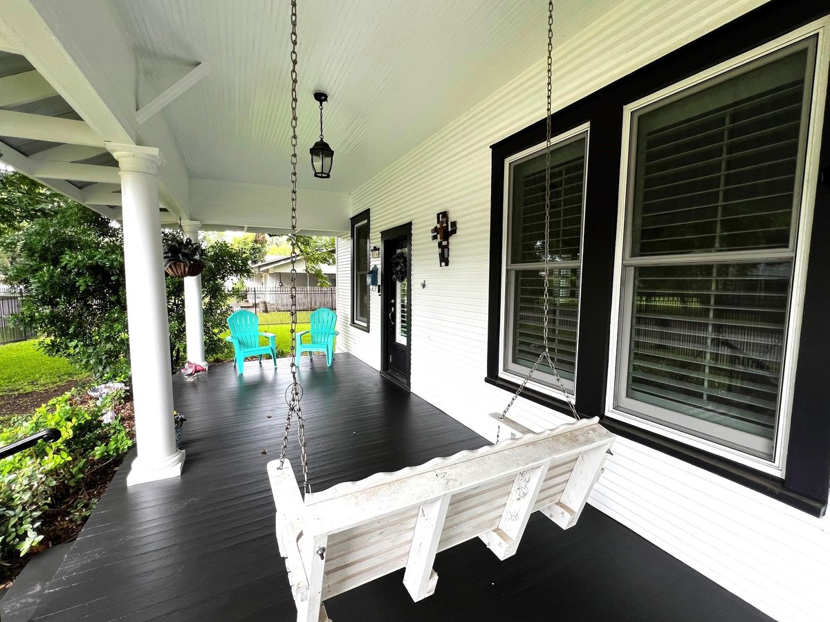 Living area at 504 South Franklin - 5 bed 3 bath home