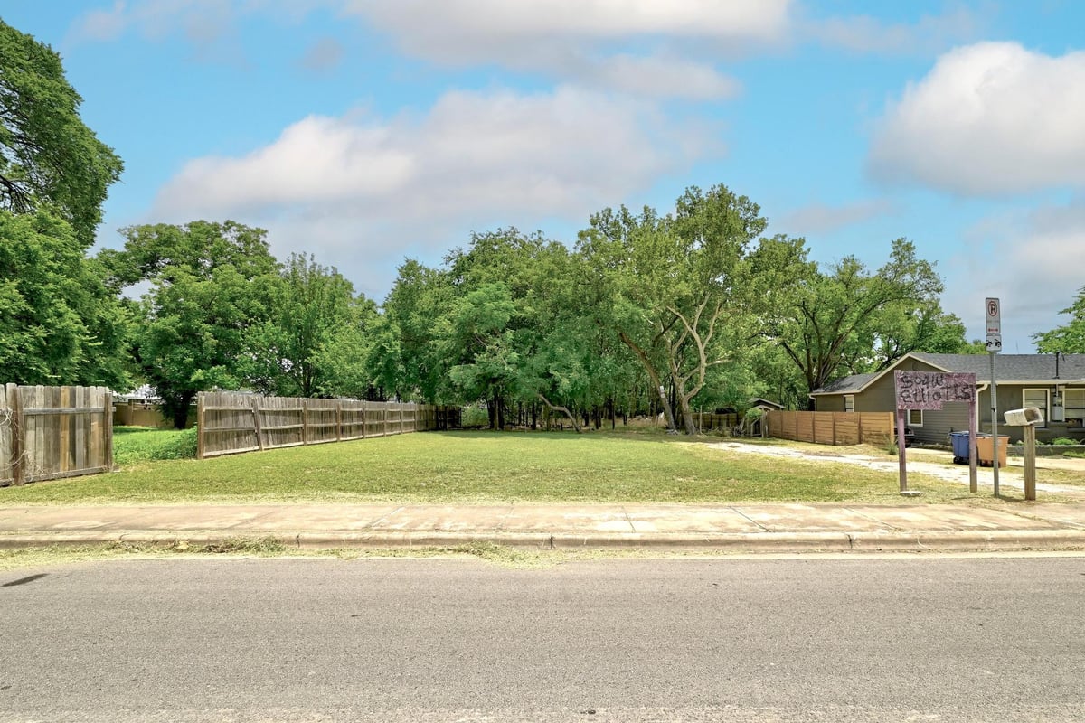 View 504 W Elliott ST in Fiskville School Add 504 W Elliott ST - front exterior - Luxury lot in Fiskville School Add, Austin, TX