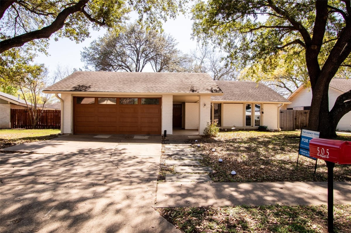 Living area at 505 Chihuahua Trl - 4 bed 2 bath home