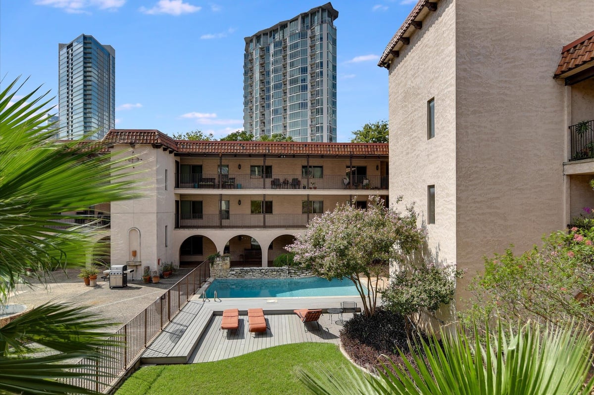 View 505 W 7th St Unit #114 in Posada Del Rey Condo Amd 505 W 7th St Unit #114 - front exterior - Luxury home in Posada Del Rey Condo Amd, Austin, TX