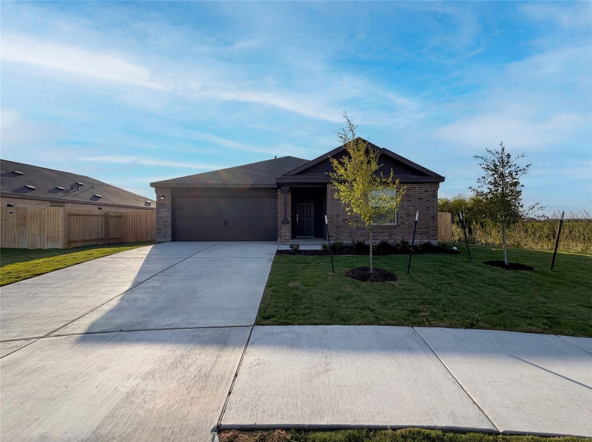 507 Vantage Dr - front exterior - Luxury home in Cotton Brook, Hutto, TX