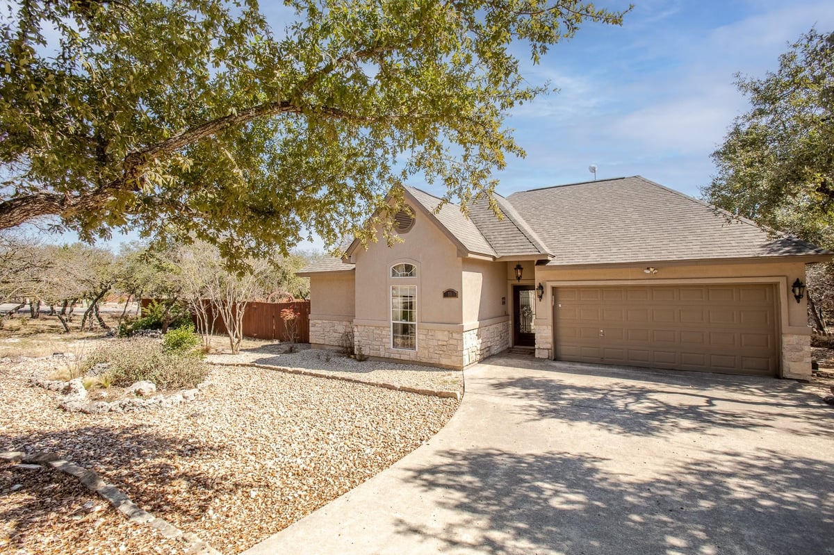 Living area at 51 Long Bow Ln - 3 bed 2 bath home