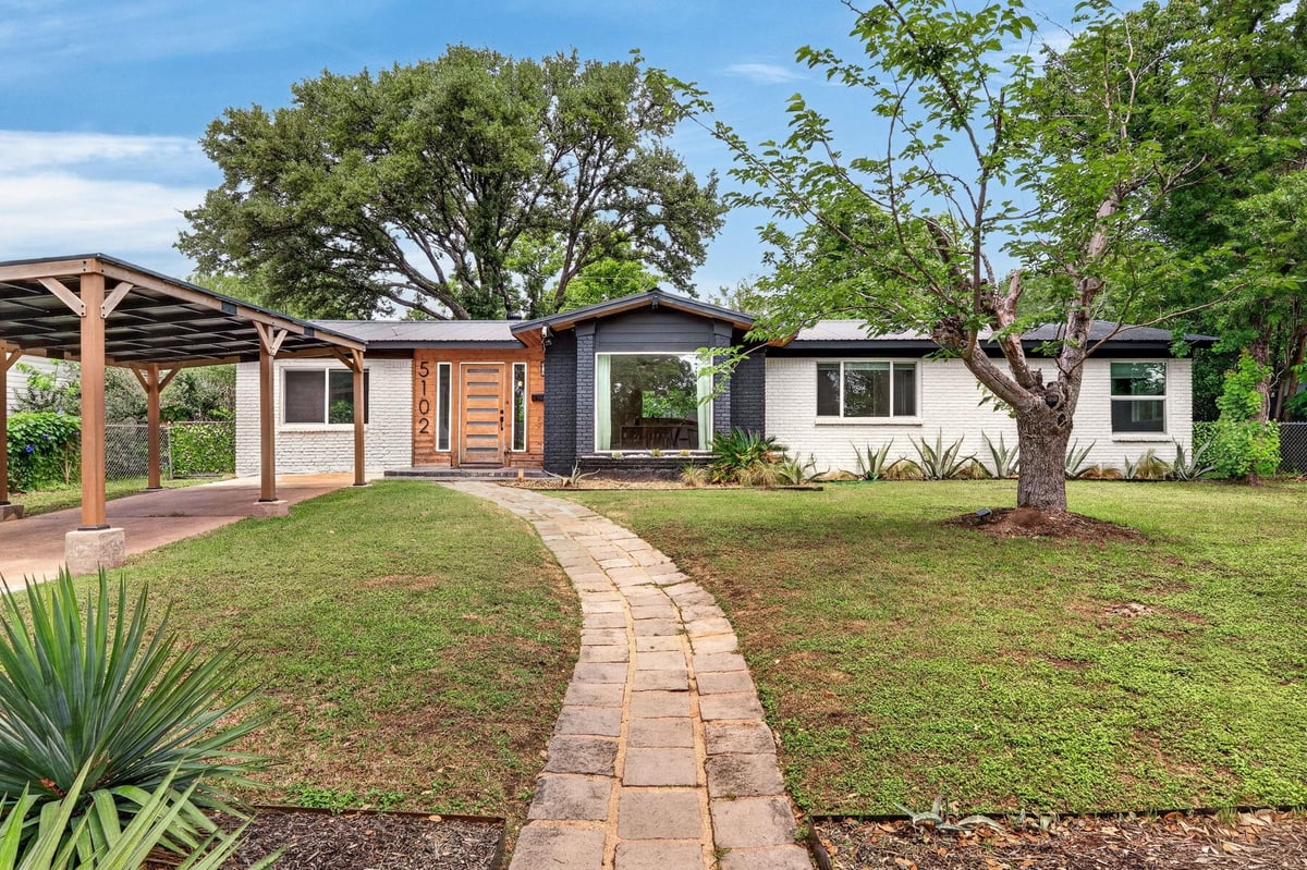 View 5102 Ravensdale LN in Manor Hills 5102 Ravensdale LN - property photo 1 - Luxury home in Manor Hills, Austin, TX