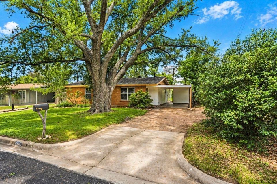 View 5104 Waterbrook DR in Manor Hills Sec 08 5104 Waterbrook DR - property photo 1 - Luxury home in Manor Hills Sec 08, Austin, TX