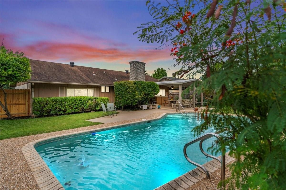 View 5105 Fort Mason Dr in Battle Bend Spgs Sec 03 5105 Fort Mason Dr - front exterior - Luxury home in Battle Bend Spgs Sec 03, Austin, TX