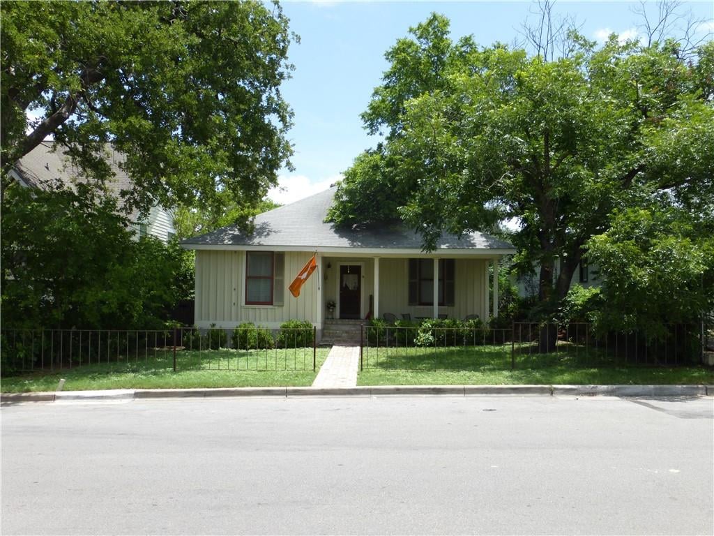 View 511 Hearn ST in Johnson Charles Add 511 Hearn ST - property photo 1 - Luxury home in Johnson Charles Add, Austin, TX