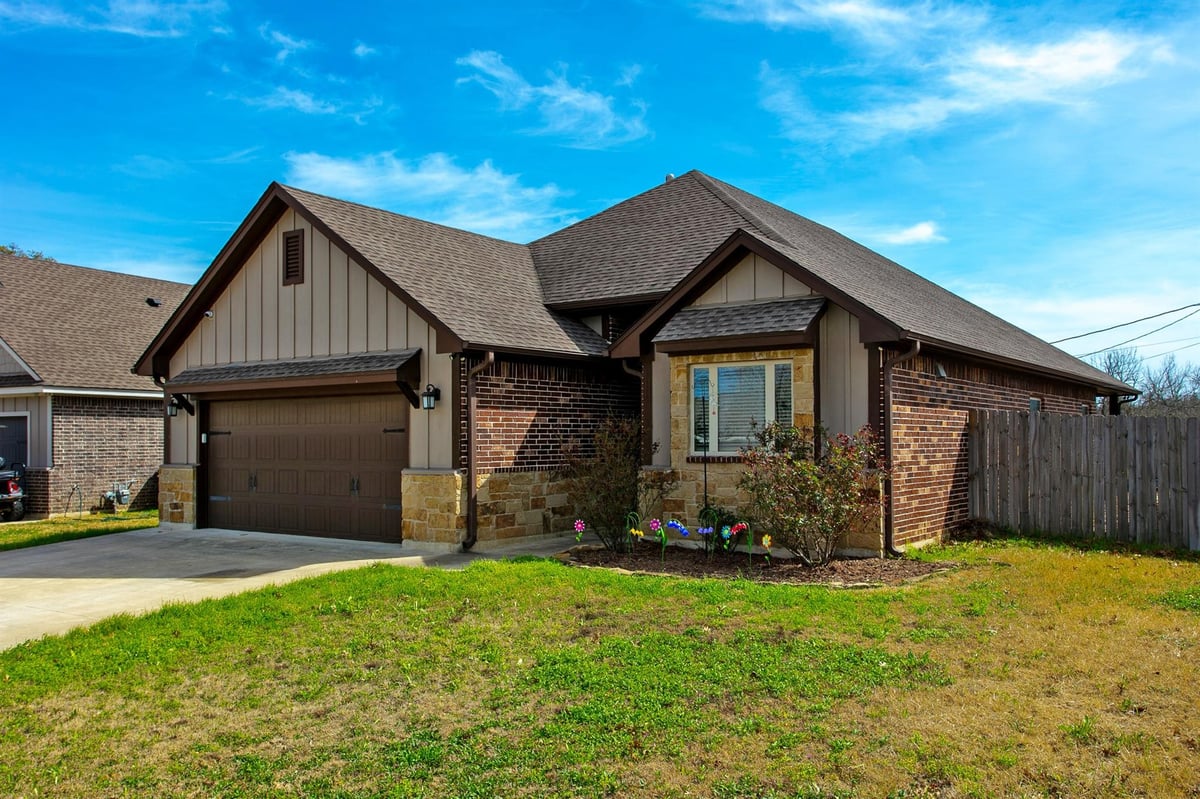 View 511 Sunny St in Meadows At Copperas 511 Sunny St - front exterior - Luxury home in Meadows At Copperas, Caldwell, TX